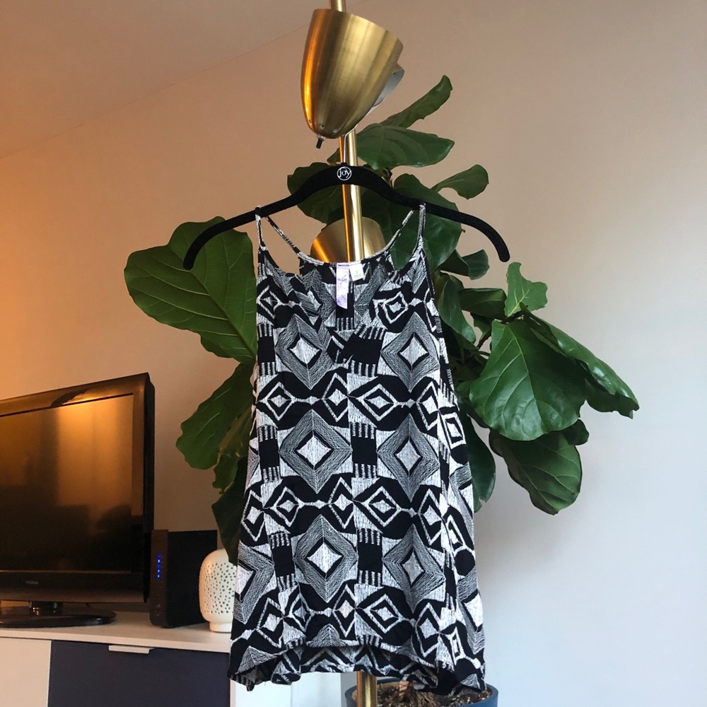Black and White Alga Tribal Tank